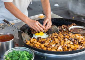 kl-chinatown:-treats-and-michelin-eats-&--kuan-di-temple-guided-tour